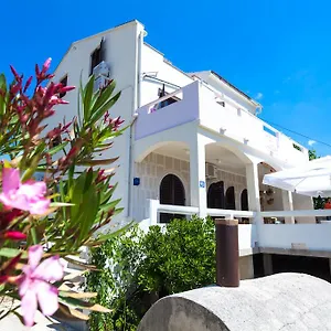 https://villa-lavanda-pag.hotelinzadar.com